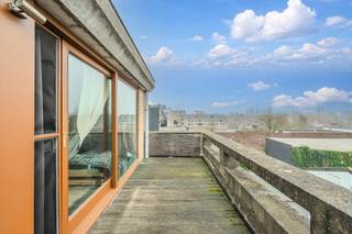 2-slaapkamer appartement te koop gelegen op de derde verdieping te centrum Gistel, langs de Stationsstraat. Indeling: - inkomhal- berging -...