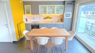 Appartement duplex meublé situé à proximité du centre et de la plage. Il comprend 2 grandes chambres, dont une avec salle de bains attenante avec baignoire et lavabo, ainsi qu’une seconde salle de bains avec douche à l’italienne, double lavabo et WC. Cuisine équipée avec frigo, four et micro-ondes, débarras dans l’appartement et cave supplémentaire. Local vélos inclus, avec terrasse orientée sud. Possibilité d'acheter un garage.<br /><br />PEB : 121 kWh/(m²/an) – Label B<br />Plus d’infos et documents sur immodepanne.be