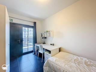 OPGELET: om dit pand te huren of bezichtigen vragen wij steeds eerst een virtueel bezoek te brengen aan het pand. Ga hiervoor naar www.rosseel.be en vul de referentie O093 in in het veld ‘zoek’ bovenaan rechts. Kies dan ‘360°’. De website helpt je nu verder voor de volgende stappen.<br /><br />Studentencomplex "Blaisantpark" bestaande uit 46 studentenkamers die voorzien zijn van alle comfort. Kamer 15.110 beschikt over een eigen douche, lavabo, kitchenette en heeft een oppervlakte van 18 m². Er is ook een gemeenschappelijke leefruimte/leefkeuken op de verdieping voorzien. Bovenop de huur komen maandelijks 75 euro provisiekosten EGW &amp; internet. Contract voor één jaar startend op 01/09/2026.<br /><br />Deze bemeubelde studentenkamer is centraal gelegen. De wijk Blaisantvest heeft goede verbindingen naar de Gentse uitvalswegen en is ook op vlak van openbaar vervoer uitstekend bediend. Het project ligt op wandelafstand van het Gentse stadscentrum, hogeschool (KAHO Sint-Lieven) en universiteiten. Er is ook een ruime fietsenberging aanwezig.