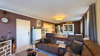 Te koop: gelijkvloers appartement met tuin<br /><br />Adres: Grotestraat 172, 3631 Boorsem<br /><br />Dit verzorgde gelijkvloerse appartement is rustig gelegen in Boorsem, een deelgemeente van Maasmechelen. Dankzij de praktische indeling, de gezellige tuin en de afzonderlijke garagebox is dit appartement een ideale woonst. Bovendien bevinden winkels, scholen en andere voorzieningen zich op korte afstand.<br /><br />Indeling:<br /><br />Bij het betreden van het appartement komt u terecht in de inkomhal met aansluitend een apart toilet. Vervolgens bereikt u de ruime, open leefruimte die vloeiend overgaat in de keuken. Aansluitend aan de keuken bevindt zich een praktische voorraadberging.<br /><br />Verder beschikt het appartement over twee ruime slaapkamers, een badkamer en een afzonderlijke wasplaats, wat zorgt voor extra comfort en praktische opbergruimte.<br /><br />Buiten geniet u van een gezellige tuin waar u in alle rust kunt ontspannen. Daarnaast beschikt het appartement over een aparte garagebox, ideaal voor het veilig stallen van uw wagen en het opbergen van extra materiaal. Daarnaast zijn er op het perceel tal van parkeermogelijkheden.<br /><br />Tot slot beschikt het appartement over een EPC-label C.<br /><br />Vraagprijs: € 245.000,00<br /><br />Interesse in dit appartement? Neem gerust contact met ons op voor meer informatie of om een bezichtiging in te plannen.
