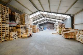 Dit ruim geïsoleerd magazijn met 2 grote koelcellen is gelegen op een strategische ligging te Horebeke, vlakbij Oudenaarde, Brakel, Zottegem,...