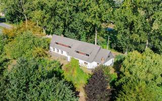 <p><span>BEERVELDE - Landhuis met renovatiepotentieel</span></p><p><span> </span></p><p><span>Op een perceel van 945m² in het landelijke Beervelde, aan de Brandstraat 69, bevindt zich dit lichtrijke landhuis. <br />Het ideale renovatieproject voor wie een karaktervolle gezinswoning zoekt met tal van mogelijkheden om naar eigen smaak te verfijnen. </span></p><p><span> </span></p><p><span>De belangrijkste troeven in een notendop:</span></p><ul><li><span>Groene, rustige omgeving</span></li><li><span>Nabij invalswegen</span></li><li><span>Lichtrijke ruimtes</span></li><li><span>Zonnige tuin</span></li><li><span>Voldoende parkeermogelijkheden</span></li></ul><p><span> </span></p><p><span>De indeling gaat als volgt:</span></p><p><span>Gelijkvloers: </span></p><p><span>Ruime inkomhal, douchekamer met douche en lavabo, polyvalente ruimte die vrij kan worden ingericht, badkamer met bad, toilet en lavabomeubel, volledig geïnstalleerde keuken en een aangename eet- en leefruimte met houthaard.</span></p><p><span> </span></p><p><span>Verdieping:</span></p><p><span>Drie volwaardige slaapkamers, een praktische berging/ dressing en een badkamer met douche, toilet en lavabomeubel.</span></p><p><span> </span></p><p><span>Buitenruimte:</span></p><p><span>Volledig omheinde, zuid-oost georiënteerde tuin, omgeven door groen. <br />De twee inpandige garages en de oprit zorgen voor voldoende parkeermogelijkheden. </span></p><p><span> </span></p><p><span>Belangrijk:</span></p><p><span>Richtprijs: 595.000 EUR</span></p><p><span>EPC: E (437 kWh/m² jaar) </span></p><p><span> </span></p><p><span>Neem snel contact op voor meer informatie of een afspraak en ontdek zelf deze charmante woning.</span></p>