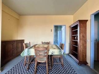 Op een steenworp van de Rooseveltplaats en het Centraal Station, bevindt zich dit instapklare appartement met 1 slaapkamer op de bovenste verdieping. Ideaal als starterswoning.<br /><br /><strong>Indeling:</strong><br />Lichtrijke leefruimte met open zicht – dankzij de ligging op de hoogste verdieping geniet je van extra privacy en een rustige woonervaring.<br />De keuken ligt afgescheiden van de woonkamer.<br />1 slaapkamer met voldoende plaats voor een tweepersoonsbed en kastruimte.<br />Badkamer met douche, lavabo en toilet.<br /><br /><strong>Troeven:</strong><br />Gelegen op de bovenste verdieping – geen bovenburen!<br />Veel natuurlijke lichtinval<br />Perfecte locatie vlak bij openbaar vervoer, winkels, horeca, universiteiten en alle stedelijke voorzieningen.<br /><br /><strong>Financieel:</strong><br />Huurprijs: €750 / maand<br />Provisie: €150 / maand (voor verwarming, water en algemene kosten van het gebouw)<br /><br /><strong>Locatie:</strong><br />Met het Centraal Station en de Rooseveltplaats op wandelafstand ben je uitstekend verbonden met de stad en daarbuiten. Ook de Meir, het stadspark en andere hotspots liggen op een paar minuten wandelen.<br />Ben je op zoek naar een comfortabel en goed gelegen appartement in Antwerpen? Mis deze kans niet en plan snel je bezoek.