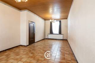 <p>Spacieuse maison familiale de 4 chambres à Gand, près de la gare de Dampoort</p><p>Vous recherchez une maison familiale spacieuse à Gand ? Cette propriété située dans la Biekorfstraat allie calme et emplacement idéal, à deux pas de la gare de Gand-Dampoort.</p><p>Au rez-de-chaussée se trouvent un salon lumineux, la cuisine et une salle de douche pratique. <br />Il y a également une petite cour.</p><p>Au premier étage, vous trouverez deux chambres. Le deuxième étage offre deux autres chambres spacieuses.<br />Besoin d'espace de rangement supplémentaire ? La maison dispose également d'une cave.</p><p>Son emplacement est un atout indéniable : la maison est située dans une rue calme, tout en étant à proximité de la gare de Gand-Dampoort et des nombreuses commodités de la ville.</p><p>Vous recherchez une maison familiale spacieuse avec quatre chambres ? Alors cette propriété vaut vraiment le détour !<br />Contactez-nous pour organiser une visite sur place. À bientôt !</p>