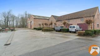TOLLEMBEEK - Prachtige woning met 3 loodsen op +-2,9ha.<br /><br />in het hart van het landelijke Pajottegem, kan u deze fantastische landbouwaccommodatie terugvinden. Deze locatie combineert een groene, open omgeving met een vlotte bereikbaarheid. Ideaal voor wie ruimte en rust zoekt zonder afgelegen te wonen.<br /><br />Het hoofdgebouw straalt kwaliteit en comfort uit en beschikt over drie volwaardige slaapkamers, twee stijlvol ingerichte badkamers, een aparte dressing en een aangename leefindeling met eetkamer, woonkamer en volledig uitgeruste keuken. Overal werden mooie, duurzame materialen en een hoogwaardige afwerking gekozen, wat resulteert in een warme en tijdloze woonbeleving.<br /><br />Daarnaast is er een bijkomend woongedeelte met nog eens drie slaapkamers, een eigen keuken en badkamer. Verder is er een aparte kantoorruimte aanwezig, ideaal voor administratieve werkzaamheden of het combineren van wonen en een zelfstandige activiteit.<br /><br />De infrastructuur beschikt bovendien over drie ruime loodsen voor agrarische doeleinden, geschikt voor opslag, machinepark of diverse professionele activiteiten. De aanpalende weide vervolledigt het geheel en biedt extra potentieel voor dieren, teelt of andere landbouwaanverwante toepassingen.<br /><br />Een veelzijdig eigendom met een sterke ligging in Tollembeek (Pajottegem), dat wonen, werken en ondernemen perfect weet te verenigen in een authentiek landelijke setting.<br />Voor meer informatie of het vastleggen van een afspraak kunt u ons contacteren op het nummer 053/60.65.66