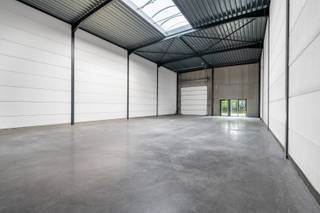 - Nieuwbouw-KMO-unit (btw aftrekbaar)<br />- Ideale ligging in Dadizele: Industrielaan 7, unit 2<br />- Oppervlakte: 236 m² - 6,2 m vrije hoogte - 11 m breed<br />- Staalstructuur met betonpanelen en geïsoleerde brandwanden als scheiding tussen de units<br />- Stalen dakplaten met PVC-bedekking en noodspuwers, met lichtstraat<br />- Elektrische sectionaalpoort van 4 m op 4,2 m<br />- Ramen en deuren in aluminium<br />- 2 parkeerplaatsen inbegrepen<br />- Aansluitingskosten nutsvoorzieningen inbegrepen<br />- Richtprijs: € 324.300