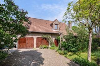 <p><strong>Charmante villa met prachtige tuin in rustige doodlopende straat te Heide.</strong></p>
<p>In een <strong>rustige doodlopende straat</strong> vlakbij het centrum van <strong>Heide</strong> bevindt zich deze gezellige gezinswoning op een uitzonderlijk mooi perceel. De absolute troef van deze woning is zonder twijfel de <strong>grote, volledig omheinde groene tuin</strong> met veel privacy, een ideale plek om in alle rust te genieten. Dankzij de kindvriendelijke ligging, de ruime leefruimtes en de praktische indeling is dit de perfecte woning voor gezinnen die comfortabel willen wonen op een centrale locatie. De woning over een <strong>gunstige energiescore.</strong></p>
<p><strong>Gelijkvloers<br /></strong>- Ruime <strong>inkomhal</strong> met houten trap<br />- Aparte <strong>gastentoilet</strong> met handenwasser<br />- Sfeervolle leefruimte met<strong> houtkachel </strong>en gezellige verdiepte zithoek<strong><br /></strong>- Veel natuurlijke lichtinval en mooi zicht op de tuin<br />- Vernieuwde <strong>keuken voorzien van alle comfort</strong> met ingebouwde toestellen en voldoende kastruimte<br />- Praktische <strong>bijkeuken/wasplaats</strong> met toegang tot de garage</p>
<p><strong>Verdieping<br /></strong>- <strong>3 volwaardige slaapkamers<br /></strong>- Extra kamer ideaal als <strong>dressing</strong> of berging<br />- Vernieuwde <strong>badkamer</strong> uitgerust met een <strong>dubbel lavabomeubel</strong>, <strong>ligbad</strong> en <strong>inloopdouche</strong>.Alle slaapkamers voorzien van <strong>vliegenramen<br /></strong>- Manuele <strong>rolluiken</strong> aanwezig op de verdieping</p>
<p><strong>Extra troeven<br /></strong>-<strong> Prachtige grote tuin</strong> met volledige privacy en 2 tuinhuizen<br />- Gelegen in een <strong>kindvriendelijke doodlopende straat<br /></strong>-<strong> Dubbele garage</strong> met handmatig openslaande poorten<br />- <strong>2 carports<br /></strong>- Ruime oprit met plaats voor meerdere wagens<br />- Verwarming op <strong>aardgas</strong> met hoogrendementsketel<br />- <strong>Houten ramen met dubbele beglazing<br /></strong>- Bergzolder bereikbaar via luik<br />- Dak geïsoleerd</p>
<p>Deze woning combineert rust, ruimte en gezelligheid op een toplocatie nabij het centrum van Heide. Een ideale opportuniteit voor wie op zoek is naar een warme gezinswoning met een uitzonderlijke tuin.</p>