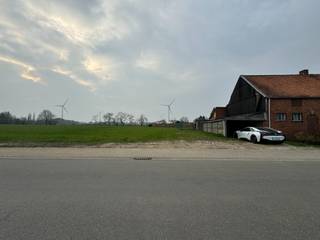 Perceel bouwgrond 663m² LOT 2: geschikt voor het bouwen van een open bebouwing, gelegen Geel-Stelen, goede verbinding Meerhout, Westerlo, Geel centrum alsook autostrade E313 Geel oost en west. <br />WG-GMO-GVKR-VV<br />P-score: A