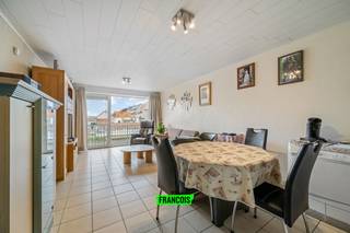 Instapklaar éénslaapkamerappartement met ruim terras en open zicht – topligging in Mariakerke (Oostende)<br /><br />Bent u op zoek naar een verzorgd en instapklaar appartement aan de kust? Dit lichtrijke éénslaapkamerappartement op de Derbylaan 7 in Mariakerke (Oostende) biedt alles wat u nodig heeft voor comfortabel wonen of een ideale tweede verblijfplaats.<br /><br />Bij het binnenkomen wordt u verwelkomd in een aangename woonkamer met open keuken, die zich in goede staat bevindt en perfect aansluit bij het hedendaagse wooncomfort. De grote raampartijen zorgen voor veel natuurlijk licht en geven toegang tot het ruime terras, waar u geniet van een open zicht en de rust van de omgeving.<br /><br />Het appartement beschikt over een ruime slaapkamer en een comfortabele, goed uitgeruste badkamer. De praktische indeling en verzorgde afwerking maken dat u hier zonder zorgen meteen kunt intrekken.<br /><br />Daarnaast geniet u van een zeer gunstige ligging in Mariakerke, op korte afstand van zee, winkels, openbaar vervoer en alle nodige voorzieningen.<br /><br />