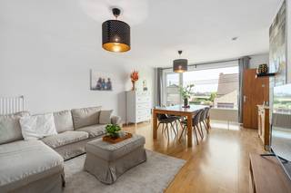 <p><strong>Instapklaar appartement in Herent, op een boogscheut van Leuven en omringd door velden.</strong></p>
<p>Dit appartement uit 1969 biedt een rustige woonervaring in een landelijke setting, terwijl u toch dicht bij alle voorzieningen blijft. Dankzij de ligging op een boogscheut van Leuven en Herent geniet u van snelle toegang tot winkels, scholen en horeca. De groene omgeving en het uitzicht op de velden zorgen voor een ontspannen sfeer, terwijl het nabijgelegen openbaar vervoer u vlot verbindt met de regio.</p>
<p> </p>
<p><strong><u>Belangrijkste ruimtes:</u></strong></p>
<p>• Woonkamer (26 m²) met veel lichtinval</p>
<p>• Keuken (7 m²) met functionele indeling</p>
<p>• Slaapkamer (9 m²)</p>
<p>• Slaapkamer (13 m²)</p>
<p>• Badkamer (4 m²)</p>
<p>• Inkomhal (5,9 m²)</p>
<p>• Berging (2,9 m²)</p>
<p>• Terras (11,8 m²) met zicht op de omgeving</p>
<p> </p>
<p><strong><u>Troeven:</u></strong></p>
<p>• Op een boogscheut van Leuven en Herent</p>
<p>• Rustige ligging tussen de velden</p>
<p>• Nabij openbaar vervoer</p>
<p> </p>
<p>Meer informatie of een bezoek met Nicolas Geeraerts? Contacteer ons via +3223351115</p>
<p>JOUW DROOMAPPARTEMENT. ZO GEVONDEN!</p>