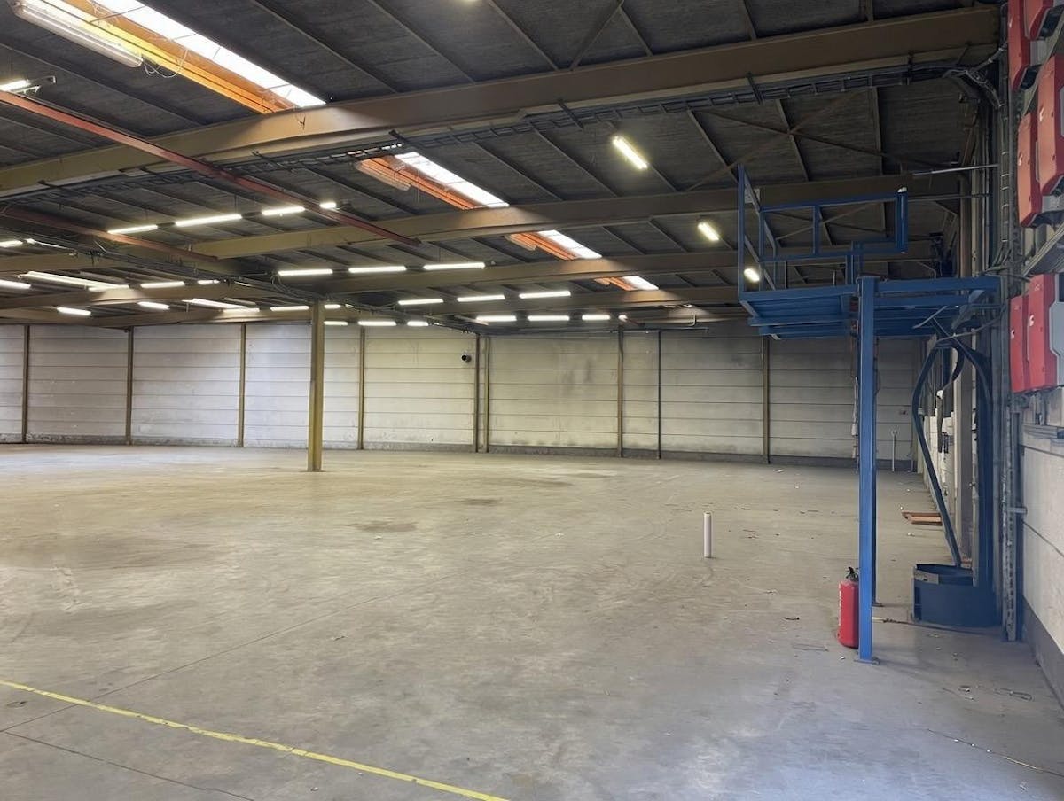 Bedrijfsgebouw van ca. 2.227m² te Oostrozebeke - foto 4