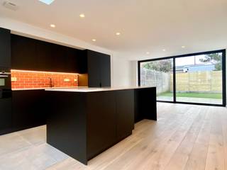 Prachtig gerenoveerde burgerwoning. Dit huis biedt zowel modern comfort als klassieke charme.Inkomhal met een apart toilet, Gezellige zithoek en...