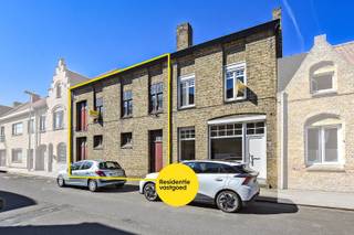 Ruime opslagplaats in centrum Diksmuide!Op enkele meters van de grote markt, vinden we deze eigendom met herenhuis allures.Deze omvat drie verdiepen...