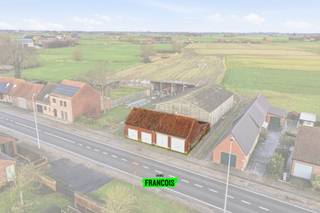 In Roesbrugge (deelgemeente), bevindt zich deze volledig te renoveren rijwoning. Deze eigendom heeft ook nog 4 garages , dit op 95m van de woonst...