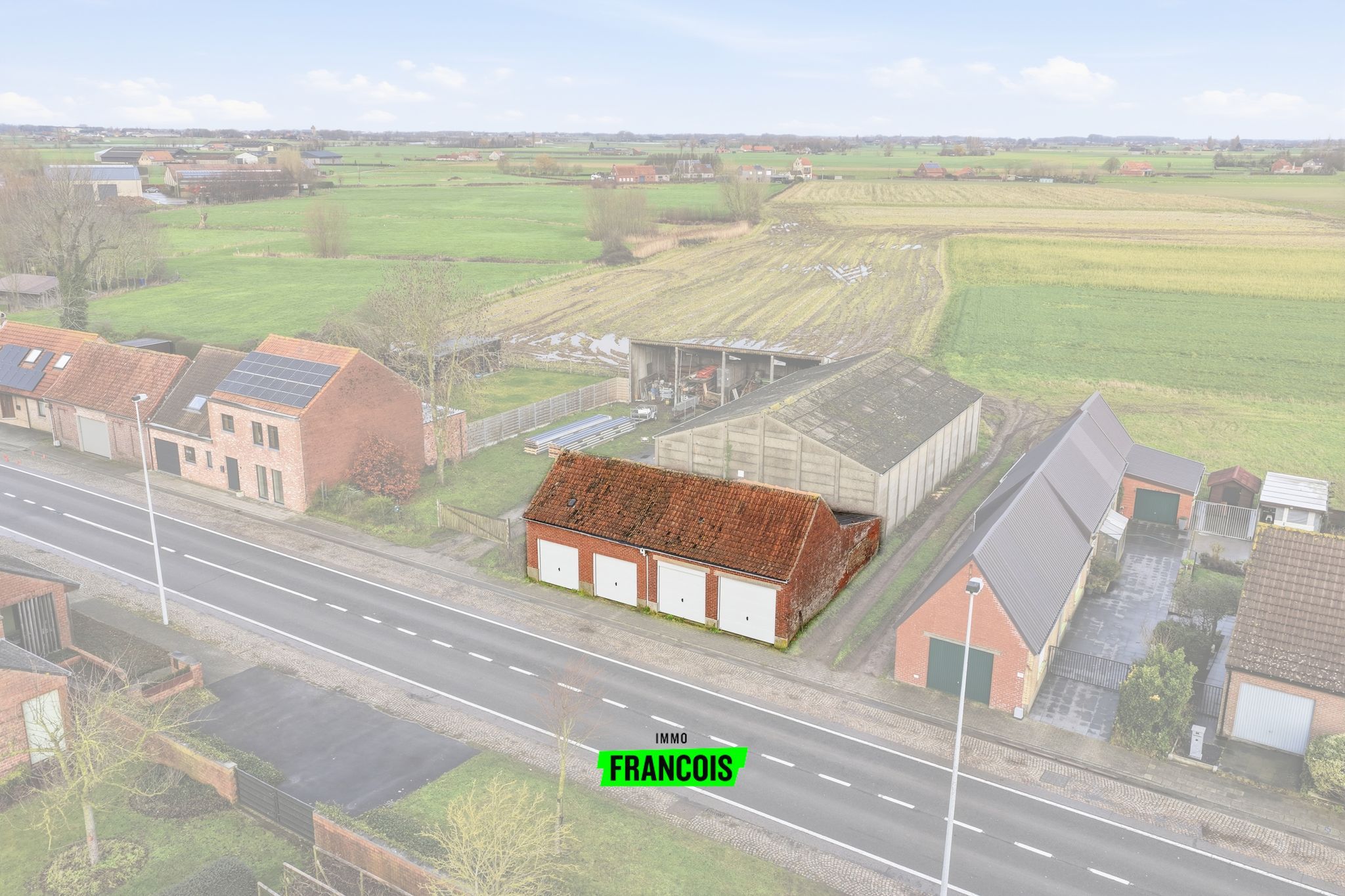 Rijwoning met 4 aparte garages te Roesbrugge. - foto 3