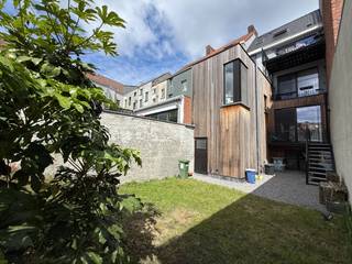 Dit volledig gerenoveerde en smaakvol afgewerkte duplex appartement is uitstekend gelegen nabij de Overpoort en het Citadelpark, met winkels,...
