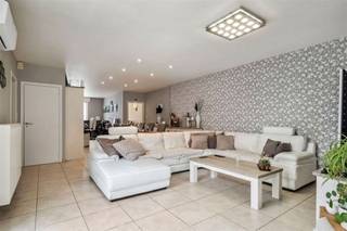 <p><span><br /></span><span>🏡</span><span> Welkom bij uw droomhuis in Wervik! Deze prachtige woning biedt alles wat u zoekt en meer. Met zijn ruime indeling, moderne afwerking en centrale ligging, is dit de perfecte plek om thuis te komen.</span></p><p><span>Met maar liefst 4 slaapkamers is er voldoende ruimte voor het hele gezin. Elk vertrek is zorgvuldig ontworpen en biedt een oase van comfort en rust. En met airconditioning kunt u het hele jaar door genieten van een aangename temperatuur.</span></p><p><span>🌳</span><span>Buiten is er een grote tuin waar u kunt ontspannen en genieten van de natuur. De tuin biedt niet alleen groen en privacy, maar ook een polyvalente ruimte waar u uw creativiteit de vrije loop kunt laten gaan. Of het nu gaat om een thuiskantoor, een speelruimte of een hobbyruimte, de mogelijkheden zijn eindeloos.</span></p><p><span>🚗</span><span> Daarnaast beschikt deze woning over een inpandige garage, waardoor parkeren geen probleem is. En de centrale ligging zorgt ervoor dat u binnen handbereik bent van alle voorzieningen, zoals winkels, scholen en openbaar vervoer.</span></p><p><span>Deze prijs is een vanaf prijs, ieder bod boven deze prijs zal worden voorgelegd aan de eigenaar</span></p><p><span>🔑</span><span> Klaar om uw nieuwe leven te beginnen in deze prachtige woning? Neem vandaag nog contact met ons op voor een bezichtiging </span><span>op het nr. 056 96.08.00 of mail naar info@property-vastgoed.be</span></p>