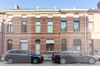Deze charmante woning met gunstige ligging, biedt tal van mogelijkheden. De woning beschikt over een zeer ruime leefruimte, apart toilet, badkamer en keuken. Op de eerste verdieping bevinden zich 2 ruime slaapkamers. Op de tweede verdieping is er een 3e slaapkamer en een zolder die eventueel ook als slaapkamer of werkruimte kan ingericht worden. Verder beschikt de woning over een uitzonderlijk ruime en droge kelder, ideaal als praktische bergruimte, wijnkelder of multifunctionele hobbyruimte.<br />Een absolute troef is het ruime en sfeervolle terras, waar het aangenaam vertoeven is in alle rust en privacy en waar je kan genieten van zonnige zomeravonden. Unieke kans voor wie op zoek is naar een authentieke stadswoning.