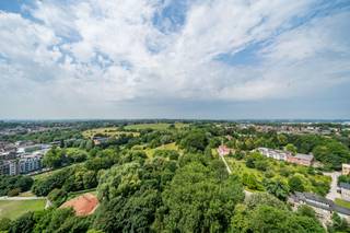 Infos : bruxelles.ouest@weinvest.be ou 02 315 77 22 | Perched on the 22nd floor of a perfectly maintained building, this exceptional ±140 m²...