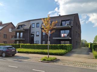<p><strong>Het volgende bezoekmoment zal doorgaan op woensdag 20 mei van 18u00 tot 18u30. Hiervoor hoeft u zich niet op voorhand te registreren. Voor alle andere inlichtingen contacteer Dupont Vastgoed - Jonas Knaepen (BIV 518894) op 0471/91.88.46 of jonas@dupont-vastgoed.be.</strong><br /><br /><strong>The next visits will take place on Wednesday 20 May from 18:00 to 18:30. You do not need to register in advance for this. For all other information, contact Dupont Vastgoed - Jonas Knaepen (BIV 518894) on 0471/91.88.46 or jonas@dupont-vastgoed.be.</strong><br /><br />Centraal gelegen te Booischot hebben we het plezier u een recent en zeer energiezuinig appartement met 2 slaapkamers op de eerste verdieping te mogen voorstellen. <span>Gelegen op wandelafstand van lokale handelaars zoals bakker, apotheek, en supermarkt, en met een vlotte busverbinding naar Heist centrum.</span><br /><br />Dit appartement van 86m² omvat een ruime leefruimte met open keuken (voorzien van alle toestellen), 2 slaapkamers van 14m² en 10m², en een badkamer voorzien van een douche. Voorts is er nog een technische berging, en een apart toilet.<br /><br />Er is een privatief overdekt zuidgericht terras van 8m² aansluitend aan de leefruimte en keuken aan de straatzijde. Achteraan het gebouw heeft u toegang tot een privatieve garagebox, en een stukje privé tuinzone van 119m² - uniek aan dit appartement. Maar maakt u zich geen zorgen, het onderhoud ervan is inbegrepen!<br /><br />Het gebouw is <span>zeer verzorgd en goed onderhouden</span>, en is uitgerust met een lift. De gemeenschappelijke kosten bedragen 60 euro / maand. Beschikbaar vanaf 1 mei 2026.</p>