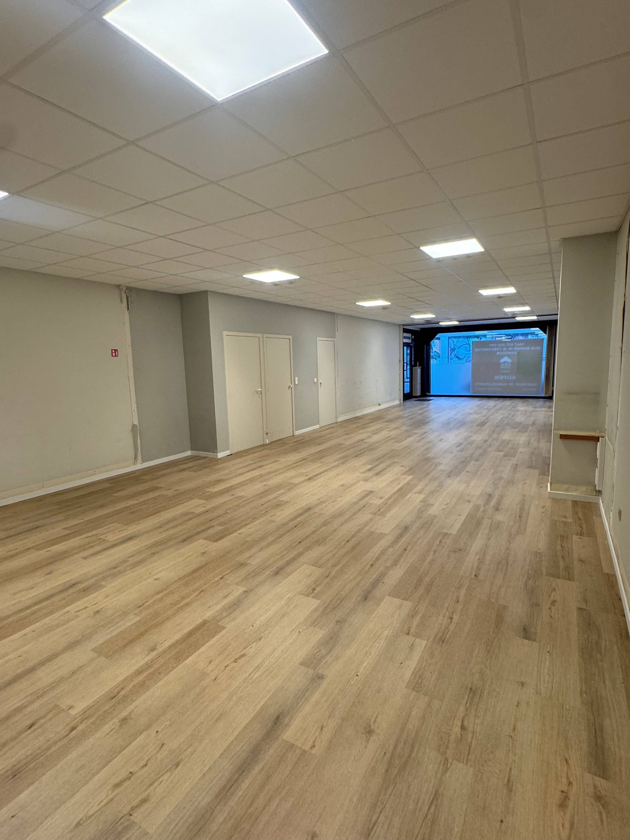 Gelijkvloerse kantoor- of handelsruimte te koop in Waregem - foto 2