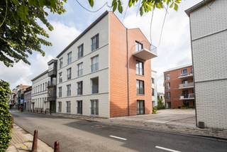 Op zoek naar een energiezuinig en modern appartement in centrum Aalst? Dan is dit gelijkvloerse appartement in de recente residentie Carlton precies wat je zoekt! Gelegen op een toplocatie, vlak bij winkels, openbaar vervoer en op wandelafstand van de Grote Markt, combineert dit appartement comfort met een uitstekende bereikbaarheid.<br /><br />De indeling is praktisch en doordacht: je komt binnen via een inkomhal met apart gastentoilet, waarna je meteen doorloopt naar de gezellige leefruimte met open keuken. De keuken is volledig geïnstalleerd en voorzien van alle moderne toestellen.<br /><br />De ruime slaapkamer sluit aan op een stijlvolle badkamer met inloopdouche en enkele wastafel. Aan de rustige achterzijde van het gebouw vind je een aangenaam terras.<br /><br />Extra troeven? Een handige bergruimte in het appartement, een private ondergrondse kelder én een autostaanplaats – inbegrepen in de prijs!. <br />Dit appartement is momenteel verhuurd aan 825,59 EUR/ maand + 50 EUR lasten. <br />Verkoop onder BTW-stelsel 21% - akte dient verleden te worden voor 01/12/2025.