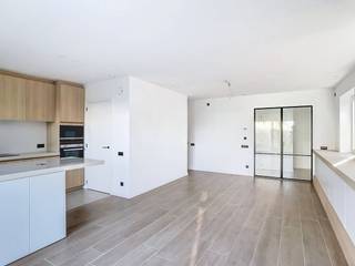 This house is located in a quiet residential area near the center of Wielsbeke and access roads. The house was built with taste for interior...