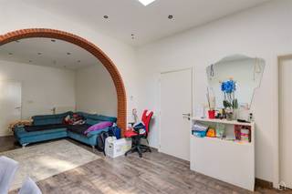 <p>Une rue calme au cœur d'Anvers. Le Seefhoek. C'est là que vous trouverez cet immeuble de rapport très rentable. Il comprend plusieurs logements, chacun doté d'une chambre, d'une salle de bains, d'un salon, d'une cuisine et d'un débarras. Au sous-sol, chaque résident dispose en outre d'un débarras fermé à clé. Un certificat de performance énergétique (CPE) des parties communes a été établi le 01/10/2026, sous le numéro : 3966369-GD-1, tandis que le rez-de-chaussée et le premier étage disposent d’un PEB portant le numéro 3779901-RES-2, établi le 02/10/2026 avec une classe énergétique B (190 kWh/m² par an). L'ensemble est loué et génère un beau rendement. Tous les locaux sont bien entretenus par les locataires et vous avez donc, en tant que nouveau propriétaire, l'esprit tranquille grâce à ces baux en cours. Cela vous intéresse ? Appelez Vlimma Vastgoed au 0494.12.01.01, également disponible à tout moment pour des estimations gratuites et sans engagement de votre bien immobilier.</p>