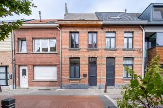 <p>Interesse in dit pand? Neem voor bijkomende informatie of het maken van een afspraak rechtstreeks contact op met Kevin Jansegers via <strong>+32 478 96 68 17</strong> of <strong>kevin.jansegers@copandi.be</strong>.</p><p></p><p>Deze <strong>instapklare woning met 3 slaapkamers</strong> is gelegen aan de <strong>Drabstraat 70 in Kontich</strong>, op wandelafstand van het centrum. Dankzij de ligging in een <strong>rustige enkelrichtingsstraat</strong> geniet je hier van een aangename en rustige woonomgeving, terwijl winkels, scholen, horeca en andere voorzieningen vlot bereikbaar zijn.</p><p></p><p>De woning beschikt over een praktische indeling en biedt met haar <strong>drie slaapkamers</strong> voldoende ruimte voor een gezin, thuiswerk of hobby's.</p><p></p><p>Een absolute troef is de <strong>enorm mooie en rustgevende tuin</strong>. Een heerlijke plek om volledig tot rust te komen, te genieten van de buitenlucht of gezellig tijd door te brengen met familie en vrienden.</p><p></p><p><strong>Een ideale combinatie van rustig wonen en toch alle voorzieningen op wandelafstand.</strong></p><p>Bent u op zoek naar een instapklare woning met <strong>3 slaapkamers én een prachtige tuin</strong>, vlak bij het centrum van Kontich? Dan is deze woning absoluut een bezoek waard.</p><p></p><p><strong>Contacteer ons vandaag nog voor meer informatie of plan uw bezoek!</strong></p><p></p><p>✅ Instapklare woning</p><p>✅ 3 slaapkamers</p><p>✅ Prachtige, ruime en rustgevende tuin</p><p>✅ Op wandelafstand van het centrum van Kontich</p><p>✅ Gelegen in een rustige enkelrichtingsstraat</p><p>✅ Ideaal als gezinswoning</p><p>✅ Geen grote renovatiewerken nodig</p>