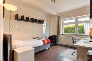 Deze volledig gerenoveerde studio op de gelijkvloerse verdieping van Prosper Poulletlaan 4 is de ideale keuze voor studenten, starters of investeerders. Vijf jaar geleden werd het interieur volledig vernieuwd: keuken, badkamer, nieuwe vloeren, ramen met dubbele beglazing en een nieuwe condensatieketel. Alles is piekfijn in orde en instapklaar.<br /><br />De ligging is een grote troef. Binnen de stadsring van Leuven, op wandelafstand van alle grote campussen (KU Leuven, UCLL, Gasthuisberg), openbaar vervoer, winkels en het bruisende stadscentrum. Een rustige buurt met alles binnen handbereik, perfect voor wie centraal wil wonen of investeren.<br /><br />Dankzij de sterke vraag naar kwalitatieve studentenhuisvesting en compacte woonunits in Leuven is dit ook een bijzonder interessante investeringsopportuniteit. De studio is vlot verhuurbaar en vraagt weinig onderhoud, wat zorgt voor een stabiel rendement.<br /><br />De studio geniet van zeer lage gemeenschappelijke kosten (ca. € 40/maand), wat het extra interessant maakt voor zowel bewoners als investeerders.<br /><br />Een compacte, slimme en zorgeloze woonoplossing op een toplocatie, klaar om te betrekken of te verhuren.