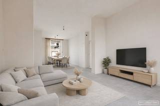Ontdek deze gerenoveerde woning, ideaal gelegen vlakbij het centrum van Avelgem. Alles wat je nodig hebt ligt op wandelafstand: winkels, gezellige restaurants, apotheken, scholen en openbaar vervoer.<br />Via de inkomhal betreed je de woning, waar je toegang hebt tot een <strong>gastentoilet</strong>, <strong>Living</strong>, <strong>eetplaats</strong>, open <strong>leefkeuken </strong>met combi-oven, kookplaat, vaatwas, spoelbak en frigo en gezellige <strong>eethoek</strong>.<br /><br />Op de eerste verdieping vind je <strong>2</strong> <strong>ruime en lichtrijke</strong> <strong>slaapkamers </strong>en de <strong>badkamer </strong>met alle nodige comfort zoals een inloopdouche, dubbel lavabomeubel en een tweede toilet.<br />Op het 2e verdiep treffen we de<strong> master bedroom</strong><br /><br />Buiten heeft deze woning de nodige rust en belevingsmogelijkheden door de grote tuin, achteraan is er ook een uitweg om weg te kunnen met fietsen, grasmachine,...
<h4>Schrijf je in voor het bezoekmoment op dinsdag 28/4 via de zwarte knop "maak een afspraak" op onze website.</h4>
 

<h4><span>Contacteer Martijn voor meer info: </span>martijn@maesconceptimmo.be <span>of </span>0470/62.95.68<span>.</span></h4>