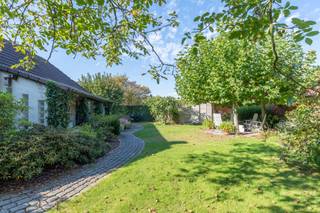 <span><strong>Charmante laagbouwwoning met 3 slpks, tuin en inpandige garage op toplocatie te Vosselaar</strong><br />Toplocatie in rustige straat, nabij centrum Vosselaar | Elektriciteit conform! | 816m² perceel<br /><br /><strong>Omschrijving:</strong><br />Deze ruime laagbouwwoning bevindt zich in een kindvriendelijke wijk, op fietsafstand van het centrum van Vosselaar!<br /><br />We betreden de woning via de charmante inkomhal, dewelke uitgeeft op de ruime woonkamer met zithoek en eethoek. De zithoek geniet van een gezellige houtkachel met naverbranding. Aansluitend bevindt zich de volledig uitgeruste keuken met toegang tot de tuin!<br /><br />Via de nachthal betreden we de 3 volwaardige slaapkamers, het apart toilet en de badkamer, uitgerust met een douche en 2 wastafels. Tevens beschikt deze laagbouwwoning over een ruime inpandige garage, waar men toegang heeft tot de zolder. Deze zolder is te betreden via een vaste trap in de garage en beschikt reeds over een degelijke dakisolatie. De grote garage biedt voldoende ruimte voor wasplaats.<br /><br /></span><span>Als extra geniet men van een aangelegde tuin, volledig rondom de woning, wat een uniek groen gevoel geeft.<br /><br /><strong>Algemeen:</strong><br />- Zonnepanelen + batterij! (2024)<br />- 816m² perceelgrootte<br />- Verwarming op gas<br />- Op fietsafstand van het centrum!<br />- EPC: D-label (GEEN renovatieverplichting)<br />- Kruipkelder</span>