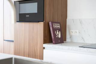 <p><strong>De Panne: Volledig gerenoveerd 3-slaapkamerappartement met zonnig terras en garageoptie!</strong><br /> </p>
<p>Op een rustige en centrale ligging nabij het centrum van De Panne bevindt zich dit volledig gerenoveerde appartement van maar liefst 101 m². Dankzij de lichtrijke leefruimte, het zuidgerichte terras en de drie volwaardige slaapkamers biedt dit appartement een ideale combinatie van comfort, ruimte en energiezuinig wonen. Bovendien is er mogelijkheid tot aankoop van een garage op het achterliggende terrein.<br /> </p>
<p><strong>Indeling</strong><br />Inkomhal, ruime en lichtrijke leefruimte met grote raampartijen en directe toegang tot het zonnige terras, moderne open keuken uitgerust met keramische kookplaat, dampkap, koelkast, vaatwasser, spoelbak en combi-microgolfoven, praktische berging met aansluiting voor wasmachine, drie volwaardige slaapkamers, ruime badkamer met ligbad, douche, dubbele lavabo met meubel en toilet, afzonderlijk gastentoilet.<br /> </p>
<p><strong>Troeven</strong></p>
<ul><li>Volledig gerenoveerd in 2025</li><li>Ruime bewoonbare oppervlakte van 101 m²</li><li>Energiezuinig appartement met EPC B</li></ul>
<p><strong>Neem contact op met Frederick voor een bezoek of bijkomende info via 058/22.41.70.</strong></p>