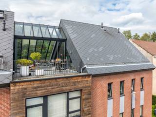 Dit unieke duplexappartement (bouwjaar 2014) in het centrum van Schilde biedt het beste van twee werelden: ruim en luxueus wonen in combinatie met een uitstekende, centrale ligging.<br /><br />VERDIEPING 2:<br /><br />Via de lift bereiken we rechtstreeks de tweede en tevens bovenste verdieping van het appartement.<br /><br />Vanuit de inkomhal met gastentoilet en vestiaire komen we in de lichte leefruimte. Hier vinden we een zithoek en eetkamer. De parketvloer zorgt voor een luxueuze uitstraling.<br /><br />De moderne keuken is volledig open en geïntegreerd in de leefruimte. Deze is uitgerust met hoogwaardige inbouwapparatuur en biedt voldoende werk- en opbergruimte. <br /><br />De terraskamer vormt het pronkstuk van de bovenste verdieping. Dankzij de grote ramen die volledig kunnen worden opengezet, creëer je een binnen-buiten gevoel. Deze ruimte is perfect om het hele jaar door van de zon te genieten. Naast de terraskamer is er nog een leuk dakterras aanwezig. <br /><br />VERDIEPING 1:<br /><br />Ook deze verdieping is rechtstreeks bereikbaar via de lift.<br /><br />Hier bevinden zich de 3 slaapkamers op parket en de volledig geïnstalleerde badkamer.<br /><br />ALGEMEEN:<br /><br />Het ganse appartement is voorzien van vloerverwarming op gas.<br /><br />Er is eveneens een kelderberging inbegrepen in de vraagprijs.<br /><br />U heeft de mogelijkheid om 1 of 2 ruime, ondergrondse autostaanplaatsen bij aan te kopen. De vraagprijs hiervoor bedraagt 28.000 euro per parkeerplaats.<br /><br />BIJZONDERHEDEN:<br /><br />- Mogelijkheid tot aankoop van 1 of 2 ondergrondse autostaanplaatsen<br />- Kelderberging inbegrepen<br />- Elke verdieping is bereikbaar met de lift<br />- Terraskamer als eyecatcher<br />- Instapklaar<br /><br />Voor meer informatie en/of een afspraak om dit unieke appartement persoonlijk te ontdekken, neem contact met Stephanie op 0476/90 95 94 of stephanie@reds.be