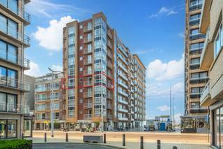 Lichtrijk hoekappartement met drie slaapkamers, zijdelings zeezicht en zuidgerichte terrassen te koop te Middelkerke, Jules Van Den Heuvelstraat 13, op de vierde verdieping van de residentie “Di Caprio”, pal in het centrum van Middelkerke. Het appartement heeft een aangename leefruimte met geïnstalleerde keuken en heel wat kastruimte. Naast de drie mooie slaapkamers zijn er twee badkamers. Indeling:- inkomhal met vestiairekast- lichtrijke leefruimte met toegang tot twee terrassen - zuidgerichte terrassen- open keuken voorzien van o.a. koelkast, combi-oven, koffiemachine, vaatwasser, kookplaat en dampkap- slaapkamer 1- slaapkamer 2- slaapkamer 3 met toegang tot de badkamer met enkele lavabo, douche en toilet en een derde terras- badkamer voorzien van enkele lavabo, toilet en bad- privatieve kelderbergingenTroeven:- topligging vlakbij winkels, zeedijk en openbaar vervoer- mooi onderhouden gebouw - conforme keuring elektrische installatie- zuidwest gericht terrassen- prachtig zijdelings zeezichtBent u op zoek naar een ruim en zonnig hoekappartement te Middelkerke? Aarzel dan niet om uw afspraak vast te leggen!