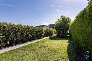 Bent u op zoek naar een rustig gelegen woning met een zonnige, zuidgerichte tuin en een uitstekende ligging? Dan is deze charmante woning beslist een bezoek waard!<br /><br />Op het gelijkvloers vindt u een ruime slaapkamer die eveneens perfect dienst kan doen als bureauruimte, ideaal voor thuiswerk of een vrij beroep. Verder beschikt de woning over een vernieuwde badkamer (2024), een open keuken en een lichtrijke leefruimte waar het aangenaam vertoeven is. Via de grote schuifdeur bereikt u het zonnige terras en de onderhoudsvriendelijke zuidgerichte tuin, de ideale plek om in alle rust te genieten.<br /><br />Op de eerste verdieping bevinden zich twee volwaardige slaapkamers. Via één van de kamers heeft u toegang tot de zolder, die eenvoudig kan worden ingericht als vierde slaapkamer, hobbyruimte of extra bureau.<br /><br />De topligging vormt een absolute troef: scholen, winkels en openbaar vervoer bevinden zich op wandelafstand, waardoor u geniet van een vlotte bereikbaarheid en alle dagelijkse voorzieningen binnen handbereik hebt.<br /><br />Een ideale gezinswoning met tal van mogelijkheden, comfort en een uitstekende ligging. <br /><br />Richtprijs: 359.000€<br /><br />Interesse? Neem contact op met Ruben via 0479/ 03 90 17 of ruben@cornelis-goeman.be.<br />Of via de website van Cornelis &amp; Goeman. Wij ontvangen u graag voor een persoonlijke rondleiding.