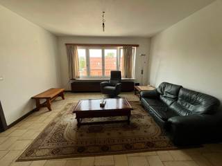 Dit appartement is ideaal gelegen in het centrum van Herne, op wandelafstand van het station en met vlotte toegang tot winkels, openbaar vervoer en andere voorzieningen.
Het appartement beschikt over een ruime en lichtrijke leefruimte, een recente keuken , twee slaapkamers, een badkamer en een apart toilet.
Er is ook een klein terrasje, waar u kan genieten van de buitenruimte.
Voor een bezoek of meer informatie, stuur verhuur@immosophieenco.be
! KANDIDATUUR ENKEL VIA MAIL !