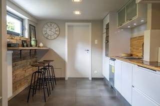 Instapklaar en lichtrijk huis te koop.Indeling:Inkom met gastentoilet, lichtrijke living met zithoek en eethoek. Ruime aparte keuken...
