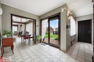 Gelegen in de rustige Lijsterlaan te Scherpenheuvel, vind je deze solide open bebouwing uit 1973 op een ruim perceel van 770m². De woning geniet van een centrale doch rustige ligging en beschikt over een aangename, noordwest gerichte tuin. De dubbele garage, die deels ondergronds gelegen is, biedt extra parkeergemak en bergruimte.<br /><br />De woning heeft een EPC-label F en valt hiermee onder de renovatieverplichting, wat je de kans geeft om de woning volledig naar eigen smaak en huidige normen te moderniseren. Een bijzonder kenmerk is de reeds deels gerenoveerde zolder die momenteel toegankelijk is via het terras. Mits het plaatsen van een vaste trap, kan deze ruimte volledig bij de woning betrokken worden.<br /><br /><u><strong>INDELING</strong></u><br /><strong>Gelijkvloers:</strong> Inkomhal, leefruimte, keuken, gastentoilet, badkamer, 3 slaapkamers<br /><strong>Zolder:</strong> Deels afgewerkt<br /><strong>Tuin:</strong> Noordwest georiënteerde tuin met overdekt terras<br /><strong>Kelder:</strong> Dubbele garage, opslagruimte<br /><br />Ervaar zelf de vele voordelen van deze woning tijdens een persoonlijke rondleiding.<br />Maak vandaag nog je afspraak.<br />Mail naar info@immopersyn.be of bel 013 444 008.