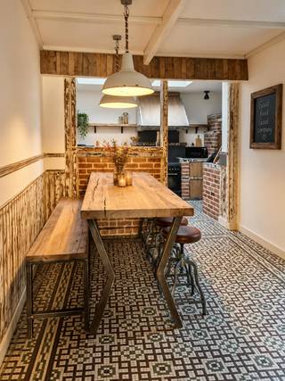 Binnen vindt u een ruime woning met vier volwaardige slaapkamers. Daarnaast beschikt de woning over een extra multifunctionele kamer die perfect kan dienen als hobbyruimte of speelkamer.<br /><br />De ruime keuken en eetkamer vormen het hart van de woning en bieden alle comfort. Verder is er een badkamer én een extra apart toilet op de eerste verdieping.<br /><br />Het overdekt terras met jacuzzi nodigt uit om het hele jaar door te ontspannen, terwijl het gezellige stadstuintje een onderhoudsvriendelijke buitenruimte biedt.<br /><br />Troeven op een rijtje:<br />• 4 slaapkamers<br />• Extra multifunctionele kamer<br />• Gezellige woonkamer<br />• Karaktervolle keuken & eetruimte<br />• Stadstuin en overdekt terras<br />• Kelder<br />• Badkamer + apart toilet<br />• Veel authentieke elementen en karakter<br />• Centrale ligging in Tongeren<br /><br />De algemene voorwaarden van Dewaele DIY kunt u steeds raadplegen via dewaele.com.<br /><br />Bestuursmaatregelen in het maatregelenregister: in aanvraag