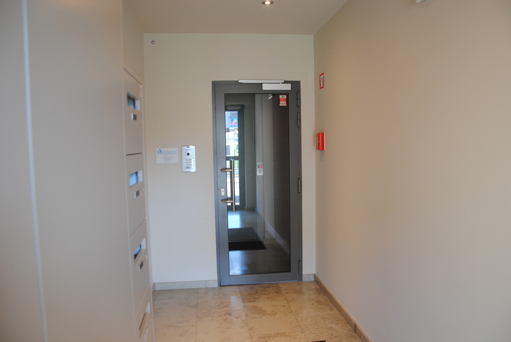 RUIM GELIJKVLOERS APPARTEMENT MET 2 SLPK, KOER EN GARAGE - foto 4