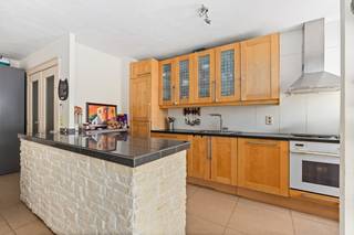 <p><strong>Te koop: gelijkvloers appartement in Evere, gelegen aan de Oud-Kapellekelaan, nabij scholen, openbaar vervoer, park en invalswegen.</strong></p><p>Dit appartement uit 1972 biedt een comfortabele indeling en een gunstige ligging dicht bij alle faciliteiten. De elektrische installatie is conform, wat gemoedsrust geeft. Bovendien zijn een buitenstaanplaats en een individuele kelder inbegrepen, ideaal voor extra opslag en gemak.</p><p><br /></p><p><strong>Belangrijkste ruimtes:</strong></p><p>• Inkomhal (7,9 m²) met ingemaakte kasten</p><p>• Woonkamer (27,4 m²)</p><p>• Keuken (7,8 m²) voorzien van spoelbak, koelkast, diepvries, vaatwasser, dampkap, oven en kookplaat</p><p>• Slaapkamer (8,2 m²)</p><p>• Slaapkamer (12,9 m²)</p><p>• Badkamer (3,5 m²) met ligbad en wastafel in meubel</p><p>• Toilet (1,0 m²)</p><p>• Individuele private kelder</p><p>• Buiten parkingplaats</p><p><br /></p><p><strong>Troeven:</strong></p><p>• Gelegen nabij alle faciliteiten</p><p>• Elektrische installatie conform</p><p>• Buitenstaanplaats + kelder inbegrepen</p><p><br /></p><p><strong>Neem vandaag nog contact op met Selena Perez y Latorre op +32 2 335 11 13 voor een bezoek.</strong></p><p>JOUW DROOMAPPARTEMENT. ZO GEVONDEN!</p>