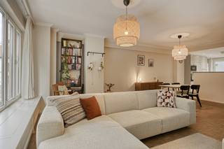 <p>Vous êtes à la recherche d'un appartement clé en main avec terrasse à vendre à Berchem ? Dans ce cas, cet appartement spacieux et lumineux situé à <strong>Prins Boudewijnlaan 3</strong> vaut vraiment la peine d'être vu !</p><p><span><strong>Détails de la propriété :</strong></span></p><ul><li><p><span>133m² de surface habitable</span></p></li><li><p>Situé au 4ème étage (avec ascenseur)</p></li><li><p>2 chambres à coucher (avec possibilité de 3 ou même 4)</p></li><li><p>Salon lumineux avec parquet et cuisine ouverte</p></li><li><p>Salle de bain avec baignoire et double lavabo</p></li><li><p>Pièce séparée pour lave-linge et sèche-linge</p></li><li><p><span>Toilettes d'invités séparées avec lave-mains</span></p></li><li><p>Terrasse ensoleillée avec vue sur le soleil du soir</p></li><li><p>Place de parking disponible dans l'immeuble (possibilité de location ou d'achat)</p></li></ul><p><br />Location<span><strong> &amp; Avantages :</strong></span></p><ul><li><p>Situé dans le quartier populaire <strong>de Pulhof</strong>, un quartier calme et accueillant pour les enfants</p></li><li><p>A quelques pas du <strong>Nachtegalenpark</strong> et du <strong>parc Den Brandt, d'écoles de qualité, de magasins et de restaurants</strong></p></li><li><p><strong>Mobiscore 9.2/10</strong>: excellente mobilité avec des arrêts de tram et de bus à proximité</p></li><li><p><span><strong>Efficacité énergétique EPC B</strong></span></p></li><li><p><span><strong>Sans amiante</strong></span></p></li><li><p><span>Magnifiques couchers de soleil depuis la terrasse</span></p><p><span></span></p></li></ul><p><strong>Intéressé ?</strong><br />Contactez notre bureau à Berchem pour une visite  ou une évaluation gratuite de votre bien. <br />Appellez le<span>0492 54 21 14 ou envoyez un e-mail </span><span>à kalin@janssenenjanssen.be.</span> </p>