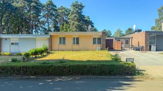 <p>Bij ImmoFusion 7/7 “open huis” : klik op onze 3D-TOUR.<br />Ervaar vastgoed alsof je er zelf doorloopt!</p>
<p>Welkom in deze aangename gezinswoning. Dankzij de ruime en lichtrijke leefruimtes, drie slaapkamers, een inpandige garage en extra bergruimte is dit een woning die perfect aansluit bij de noden van een gezin of wie op zoek is naar een comfortabele thuis met voldoende ruimte.</p>
<p>Bij het binnenkomen word je verwelkomd in de inkomhal. Meteen aan de rechterzijde bevindt zich het aparte toilet, wat zorgt voor extra comfort in het dagelijkse gebruik. Aansluitend bevindt zich de badkamer, uitgerust met een douche in bad. Vanuit de inkomhal krijg je toegang tot de verschillende leefruimtes van de woning.</p>
<p>De woonkamer vormt een aangename centrale leefruimte en geniet dankzij de aanwezige ramen van een mooie natuurlijke lichtinval. Er is voldoende plaats voor een gezellige zithoek en een comfortabele leefomgeving. Vanuit de woonkamer kom je rechtstreeks in de keuken terecht, waardoor beide ruimtes praktisch met elkaar verbonden zijn.</p>
<p>De keuken beschikt bovendien over een handige bijkeuken, ideaal voor het opbergen van voorraad, huishoudelijke spullen of ander materiaal. Vanuit de keuken is er rechtstreeks toegang tot de garage, wat bijzonder praktisch is voor het binnenbrengen van boodschappen of fietsen. Achter de garage bevindt zich nog een bijkomende ruimte die uitstekend dienst kan doen als fietsenberging, werkruimte of extra opslagplaats.</p>
<p>De woning beschikt over drie slaapkamers. Twee slaapkamers zijn volwaardig en lichtrijk en bieden voldoende ruimte voor een comfortabel bed en bijkomende inrichting. Daarnaast is er nog een derde, kleinere slaapkamer die perfect kan worden ingericht als kinderkamer, bureau, hobbyruimte of dressing, afhankelijk van jouw wensen.</p>
<p>Ook buiten biedt deze woning heel wat mogelijkheden. De combinatie van de praktische indeling, de inpandige garage en de extra ruimte achteraan maakt dit pand bijzonder interessant voor wie nood heeft aan voldoende bergruimte en functionaliteit.</p>
<p>Een woning met een praktische basis, aangename lichtinval en verschillende mogelijkheden om volledig naar eigen smaak en behoeften in te richten.</p>
<p>Pluspunten:<br />- 3 slaapkamers<br />- 2 volwaardige, lichtrijke slaapkamers<br />- Extra kleinere slaapkamer<br />- Ruime en lichtrijke woonkamer<br />- Praktische keuken met aansluitende bijkeuken<br />- Badkamer met douche in bad<br />- Apart toilet<br />- Inpandige garage<br />- Extra bergruimte achter de garage<br />- Functionele en praktische indeling<br /><br />Maatregelen opgenomen in het Maatregelenregister: nee</p>
<p>Voor een bezichtiging ter plaatse of meer info, bel ons op 078/78.78.70, of kom gewoon binnen op ons kantoor, steeds welkom!</p>