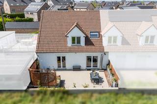 À mi-chemin entre maison et appartement, ce bien rare de ± 137 m² (surface plancher chauffé du CPEB) offre un cadre de vie idéal pour celles et...