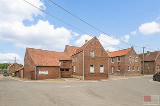 Gedeeltelijk gerenoveerde (vierkants)hoeve, met een potentieel woonoppervlakte van 547m² gelegen op een perceel van 1366m². Een gedeelte van de...