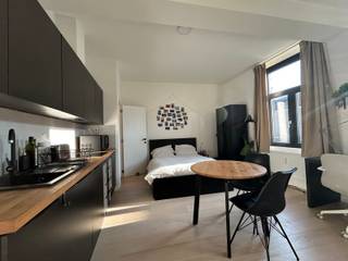 <span><strong>**Lichtrijke studio, gegeerde locatie**</strong></span><br /><br />De Windmolenstraat is een zijstraat van dé Tiensestraat en is een uiterst gegeerde locatie gezien zijn rustige ligging en vooral goede strategische uitvalsbasis in onze Leuvense binnenstad. Wij bieden u een prachtig bemeubelde unit, een ideale omgeving voor studenten en jong professionals. <br /><br />De entiteit zelf is gelegen op de eerste verdieping van het gebouw en is een studio met privatieve badkamer en geïnstalleerde keuken. De studio heeft een bewoonbare oppervlakte van 25,70m² en geniet van twee ramen die zorgen voor een natuurlijke lichtinval. Bijkomend kunnen we rekenen op een plafondhoogte van een kleine 3 meter wat opnieuw zorgt voor een ruimtelijk gevoel. Op de gelijkvloerse verdieping kan je tevens een gemeenschappelijke keuken en buitenruimte vinden. <br /><br /><span><strong><span>Interesse in een bezoek ter plaatse? Dat kan ! Contacteer onze Expert Investeringsvastgoed op 0495 53 46 49 of via mail: jacky@connect-immo.be</span></strong></span>