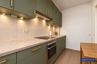 Hecht u veel belang aan een groene omgeving, maar wenst u toch ook in de stad te wonen? Dan hebben wij een ideale opportuniteit voor u: een appartement gelegen op de 6e verdieping en vlakbij het Rivierenhof met een vlotte verbinding naar het historisch hart van Antwerpen!<br /><br />Indeling<br />U betreedt het eigendom via de centrale hal die doorgang geeft aan de lichtrijke woonkamer. Hierlangs treft u tevens de keuken aan. Via de centrale hal heeft toegang naar de badkamer met ligbad, een apart toilet, alsook de twee slaapkamers. Langs de tweede slaapkamer kan u het terras betreden. Tot slot zijn achteraan het appartement rolluiken aanwezig. <br /><br />Ligging<br />Het eigendom geniet van een uitstekende ligging. Recht voor de deur vindt u het Rivierenhof, waar u verschillende fijne activiteiten kan doen. Verder vindt u vlakbij de halte van tram 10 en bus 40. Zo geraakt u op maar liefst 10 minuten in het historisch centrum van Antwerpen. Langs de andere kant vindt u het Wijnegem Shoppingcenter.<br /><br />Pluspunten<br />- Condenserende CV-ketel van 2024.<br />- Hoogrendementsbeglazing (geplaatst 2023)<br />- Dak geïsoleerd conform energiedoelstelling 2050<br />- Energiezuinig door EPC label B <br />- Kortbij openbaar vervoer en Rivierenhof<br /><br />Klinkt dit als een interessante opportuniteit voor u? Bel dan snel naar One vastgoed via 03 360 85 30!