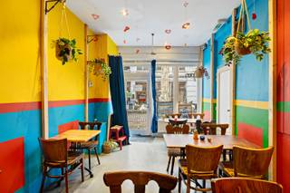 In één van de meest levendige buurten voor horeca in Gent, vinden we dit handelspand. De eigendom bestaat uit de gelijkvloerse verdieping en ruime privatieve kelder.<br />De indeling: binnenin is er één grote open ruimte met achteraan de afgesloten keuken. Er is een netto vloeroppervlakte van 51 m2 + een kelder van 40 m2. Buiten op het terras is er plaats voor 15 à 20 personen en binnen nog eens voor 20 à 25 personen. Zeer veel potentieel dankzij de toegankelijke ruimtes en de vele mogelijkheden.<br />Het pand is momenteel verhuurd. Alle informatie m.b.t. rendement en huurovereenkomst is beschikbaar op kantoor.<br /><br />Voor bezoekmomenten of voor meer informatie contacteer info@oko.immo of 0484 14 96 86.