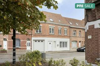 Ben jij klaar om te verhuizen naar een volledig afgewerkt huis?<br /><br />Dit verzorgd huis is centraal gelegen in Izegem, met een vlotte verbinding naar het centrum. Winkels, scholen en andere voorzieningen bevinden zich in de nabije omgeving. <br /><br />Dankzij de praktische indeling, de ruime kamers en de volledig afgewerkte staat is dit de ideale woning voor wie op zoek is naar een comfortabele thuis zonder renovatiezorgen.<br /><br />Indeling:<br /><br />Gelijkvloers:<br />- Inkomhal met apart toilet<br />- Ruime leefruimte<br />- Keuken<br />- Berging<br />- Garage<br />- Gezellige tuin met tuinhuis<br /><br />Eerste verdieping:<br />- 2 ruime slaapkamers, waarvan 2 voorzien zijn van ventilatie<br />- Dressing<br />- Bureauruimte, die ook perfect als extra slaapkamer kan worden ingericht<br />- Badkamer<br /><br />Tweede verdieping:<br />- Volledig afgewerkte zolderverdieping, ingericht als volwaardige slaapkamer<br /><br />Dankzij de volledig afgewerkte staat kan je hier meteen je intrek nemen en genieten van je nieuwe thuis, zonder renovatiewerken.<br /><br />Contacteer mij snel om een bezoek in te plannen!<br /><br />De eigendom wordt aangeboden via de Pre-sale formule. Op 14/11/2026 tussen 10:00 en 12:00 kan u het huis op afspraak komen bezichtigen en een bod uitbrengen. De vermelde prijs is een instelprijs. Voor meer info, gelieve contact op te nemen met de dossierverantwoordelijke.<br /><br />Bestuursmaatregelen in het maatregelenregister: nee